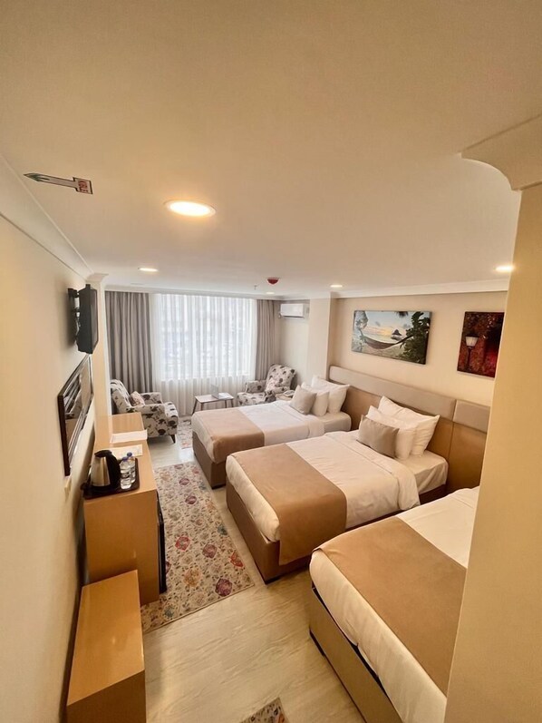 家庭三人�房 | 埃及棉床单、高档床上用品、客房内保险箱、办公桌