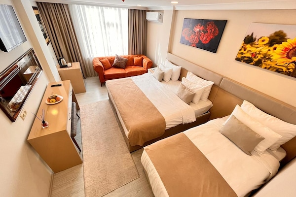 Kamar Triple Keluarga | 1 kamar tidur, seprai katun Mesir, seprai premium, dan brankas