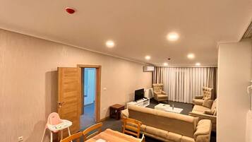 Exclusive-Penthouse, 1 Schlafzimmer | Wohnbereich | 80-cm-LCD-Fernseher mit Satellitenempfang