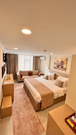 Deluxe kamer, uitzicht op zee | Lakens van Egyptisch katoen, luxe beddengoed, een kluis op de kamer