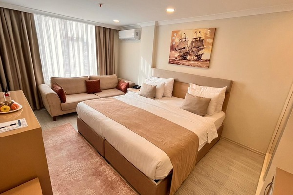Deluxe Room | Egyptian cotton sheets, premium bedding, in-room safe, desk