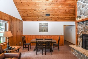 單棟房屋, 多張床, 壁爐, 山景 | 用餐區