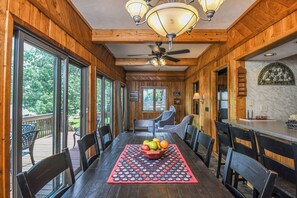 House (5 Bedrooms) | Property amenity - Canoe Cottage by Taylor Made Deep Creek (Oakland)