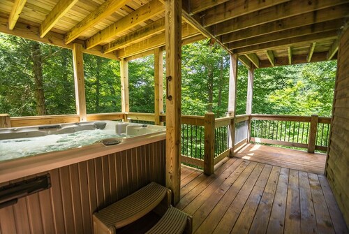 Canopy Escape by Taylor Made Deep Creek