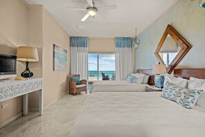 3 habitaciones, escritorio y tabla de planchar con plancha