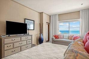 3 habitaciones, escritorio y tabla de planchar con plancha