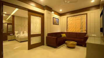 Suite estudio de lujo | Escritorio, wifi gratis, ropa de cama