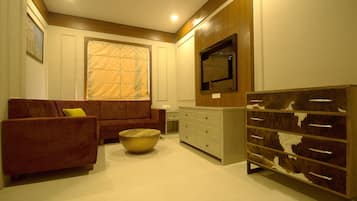 Suite estudio de lujo | Escritorio, wifi gratis, ropa de cama