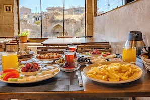 Free daily local cuisine breakfast - Zula Cave House (Ürgüp)