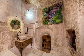 Royal Suite | Bathroom | Free toiletries, hair dryer, slippers, soap