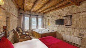 Suite Royale, bain à remous, vue ville