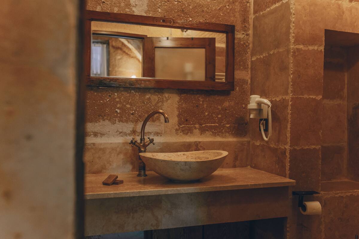 Standard Twin Room | Bathroom | Free toiletries, hair dryer, slippers, soap