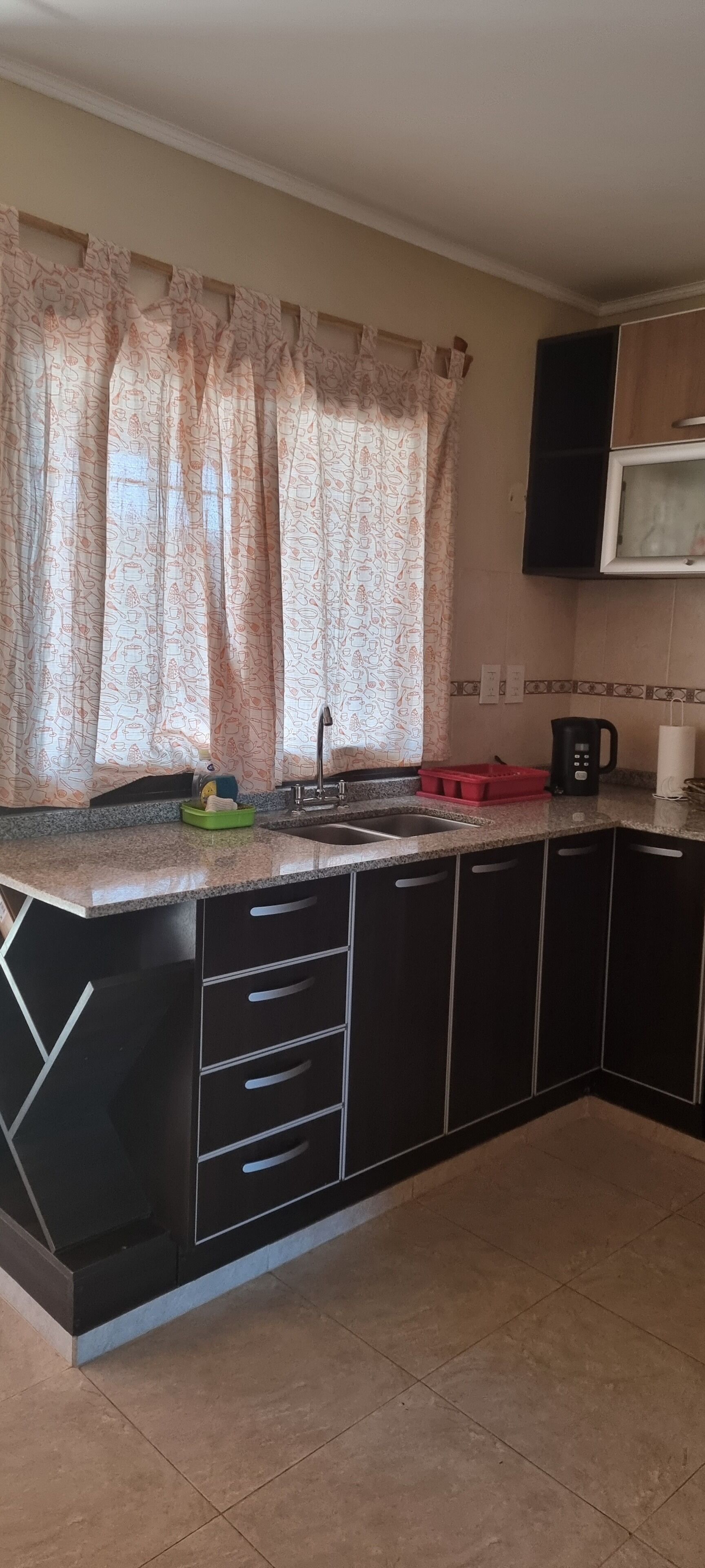 Refrigerador, microondas, horno, cafetera/tetera