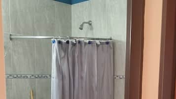 Een douche, een bidet, handdoeken, zeep