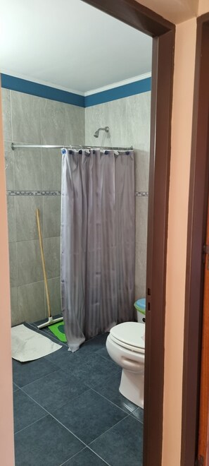 Douche, bidet, serviettes fournies, savon
