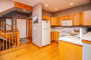 Maison, plusieurs lits, bain à remous | Cuisine privée | Réfrigérateur, micro-ondes, four, plaque de cuisson