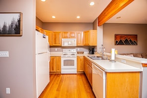Maison, plusieurs lits, bain à remous | Cuisine privée | Réfrigérateur, micro-ondes, four, plaque de cuisson