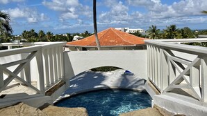 A pool area with a bridge, palm trees, and a clear blue sky. - Paradise Stay Studio-Beaches-Relax-Nature-Free Parking (Providenciales)