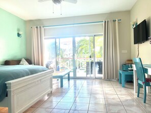 Een strijkplank/strijkijzer, wifi, beddengoed