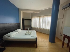 Basic Double Room | Laptop workspace, free WiFi, bed sheets - Alojamiento Turístico Tahuari (Iquitos)
