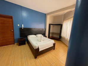 Basic Double Room | Laptop workspace, free WiFi, bed sheets - Alojamiento Turístico Tahuari (Iquitos)