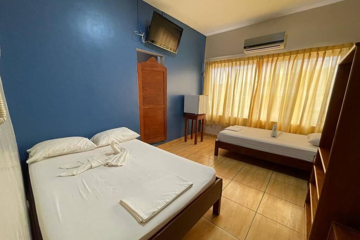Basic Triple Room | Laptop workspace, free WiFi, bed sheets