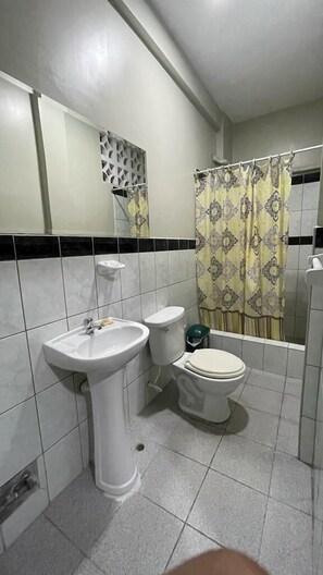 Classic Twin Room | Laptop workspace, free WiFi, bed sheets - Alojamiento Turístico Tahuari (Iquitos)