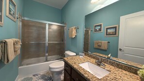 Tina, secadora de cabello, toallas, papel de baño