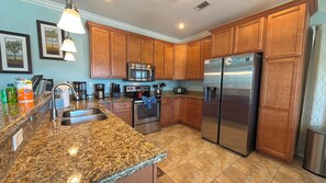 Een oven, een kookplaat, een koffiezetapparaat/waterkoker