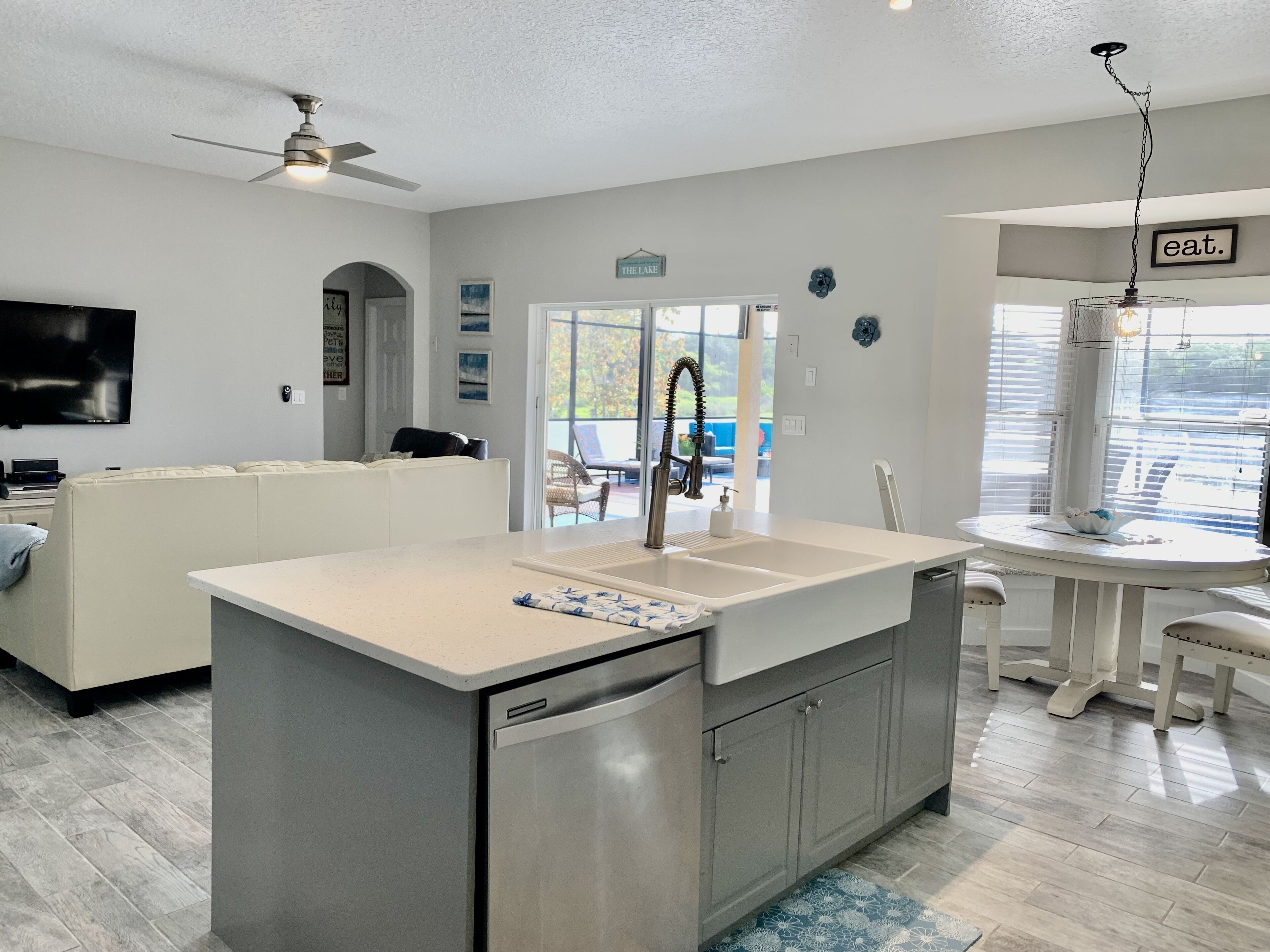 Luxury Lake Home near parks and MCO airport. Private Pool and spa. Themed rooms.