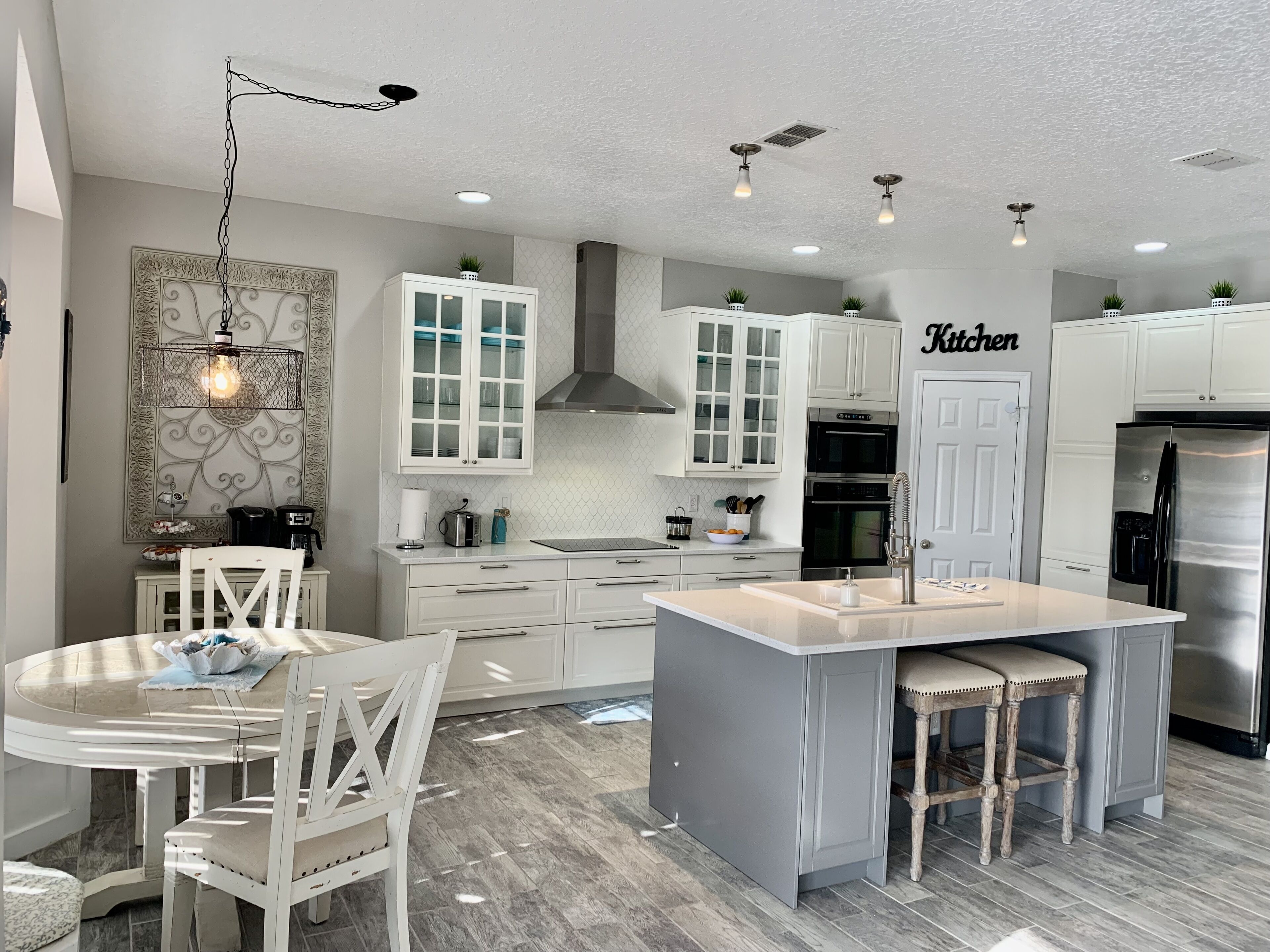 Luxury Lake Home near parks and MCO airport. Private Pool and spa. Themed rooms.