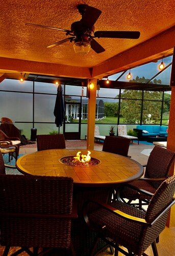 Luxury Lake Home near parks and MCO airport. Private Pool and spa. Themed rooms.