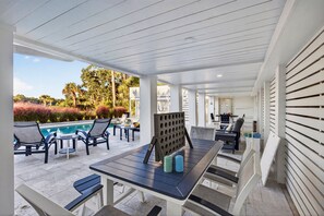 تناول الطعام بالخارج