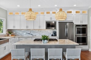 Frigorifero, microonde, forno, piano cottura