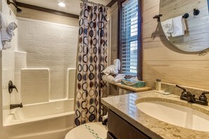 シャワー付き浴槽、ヘアドライヤー、タオル、石鹸