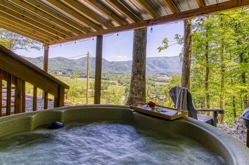 Smoky Mtn Tiny Home+Hot Tub, Fire Pit & Views+2 miles to the Smokies