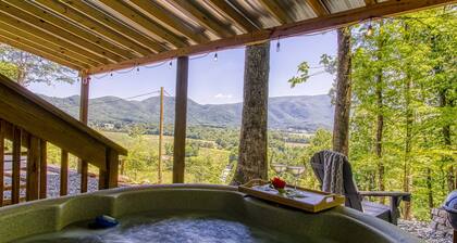 Smoky Mtn Tiny Home+Hot Tub, Fire Pit & Views+2 miles to the Smokies