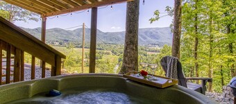 Smoky Mtn Tiny Home+Hot Tub, Fire Pit & Views+2 miles to the Smokies