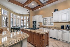 House (6 Bedrooms) | Property amenity