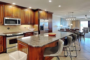 Refrigerador, microondas, horno, placa de cocina
