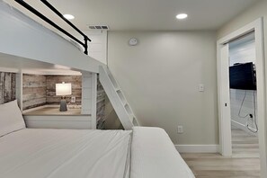 4 bedrooms, iron/ironing board, WiFi, bed sheets