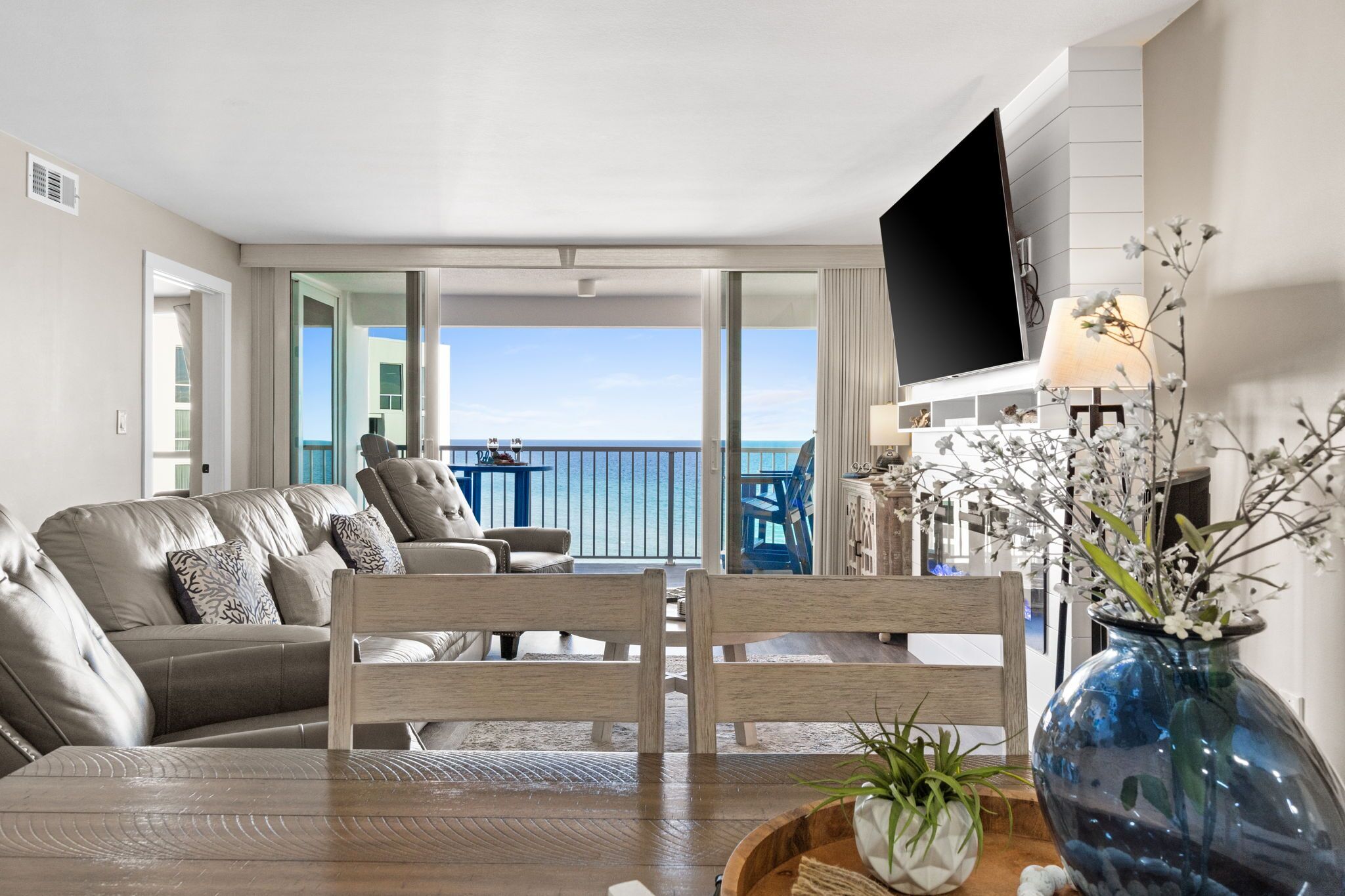 TV connectée, cheminée, livres, espaces bureaux