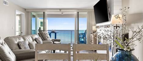 TV connectée, cheminée, livres, espaces bureaux