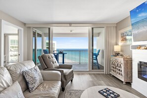 Smart TV, caminetto, libri, studio