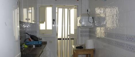 ثلاجة، ميكروويف، فرن، غسالة أطباق