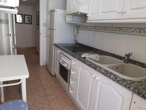 Refrigerador, microondas, cafetera/tetera, utensilios de cocina