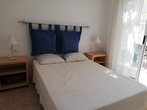 2 habitaciones, cuna de viaje y ropa de cama 