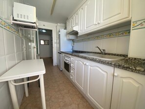 Kühlschrank, Mikrowelle, Wasserkocher mit Kaffee-/Teezubehör