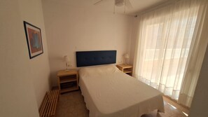 2 soverom, reiseseng for barn og sengetøy