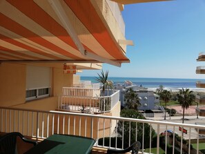 Outdoor dining - Nice, well-kept apartment with views of the sea and to the pool area! (Xeraco Playa)